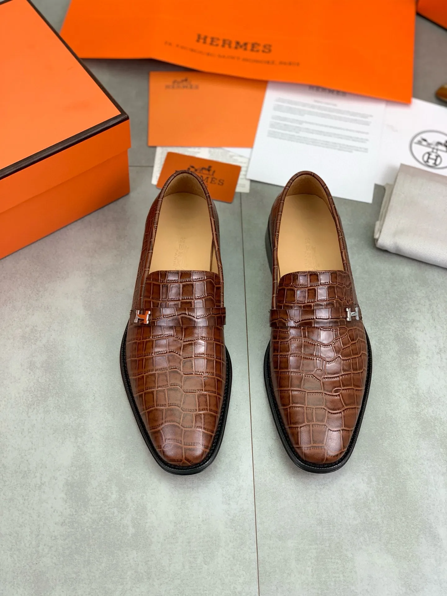 Factory price P960 💰Top version 💎💎💎 Original leather outsole Brand: Hermès (Hermès) Standard code: Men's size 39-44 (38, 45 can be customized) Grade: Same as the official website Original quality materials: Original soft calfskin Water-dyed cowhide lining Original Italian leather outsole Style categories: Men's fashion Formal casual leather shoes Slip-on men's shoes series Young fashion European and American trends, British style, colors: multiple options, counter packaging